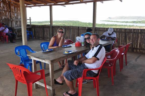 Café da manhã com o Marco e a Elisiana, nossos amigos italianos, num rancho no norte da península de La Guajira, na Colômbia